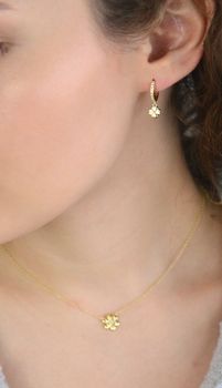 Eleganckie kolczyki damskie Nomination Italy z kolekcji Petit Sparkle. Srebro 925 pozłacane 18K złotem, ozdobne koniczynki z cyrkoniami. Idealny prezent z certyfikatem autentyczności (1).JPG